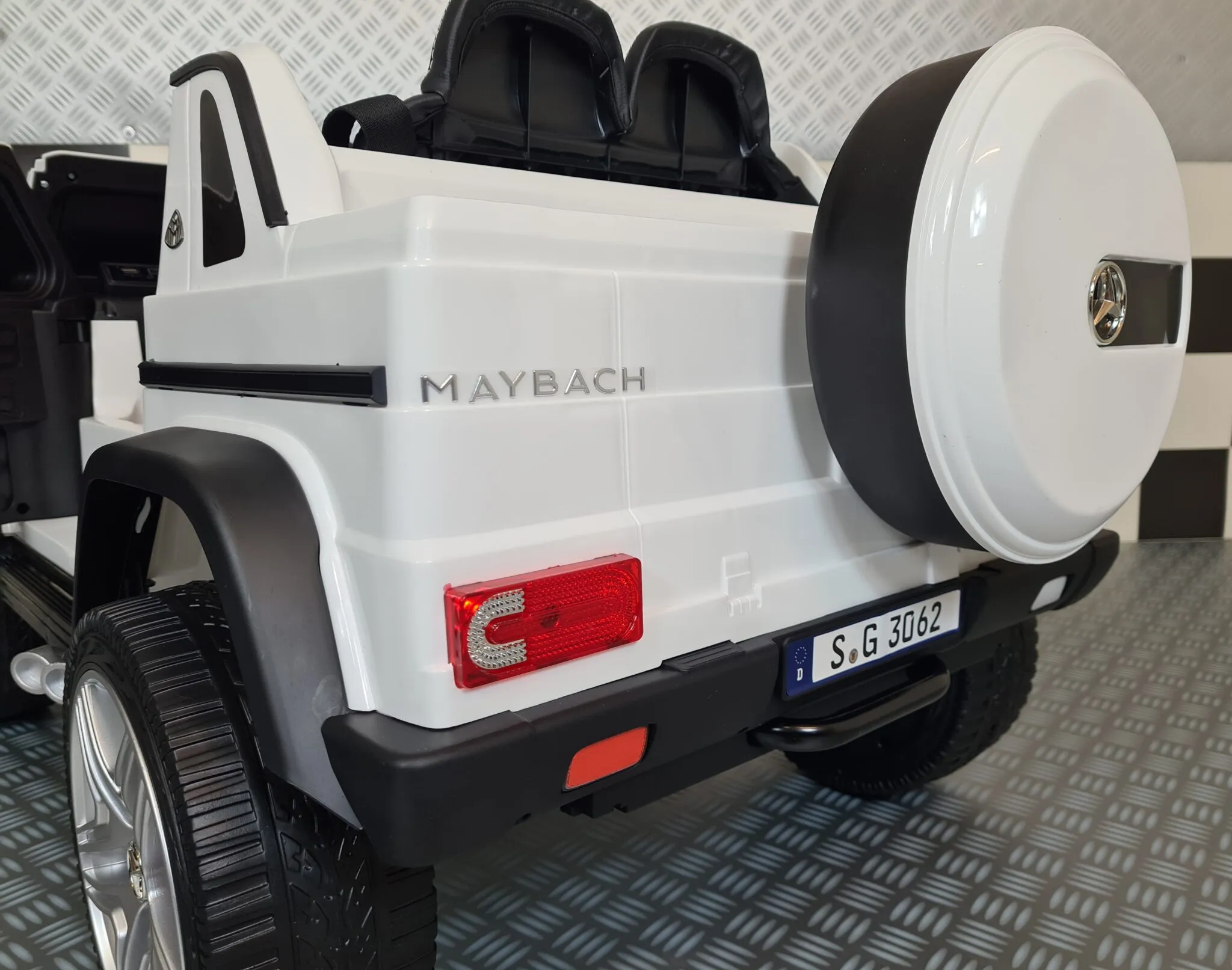 Mașinuță electrică copii Mercedes Maybach G650 12V, 4 motoare, scaun piele, telecomandă, alb [7]