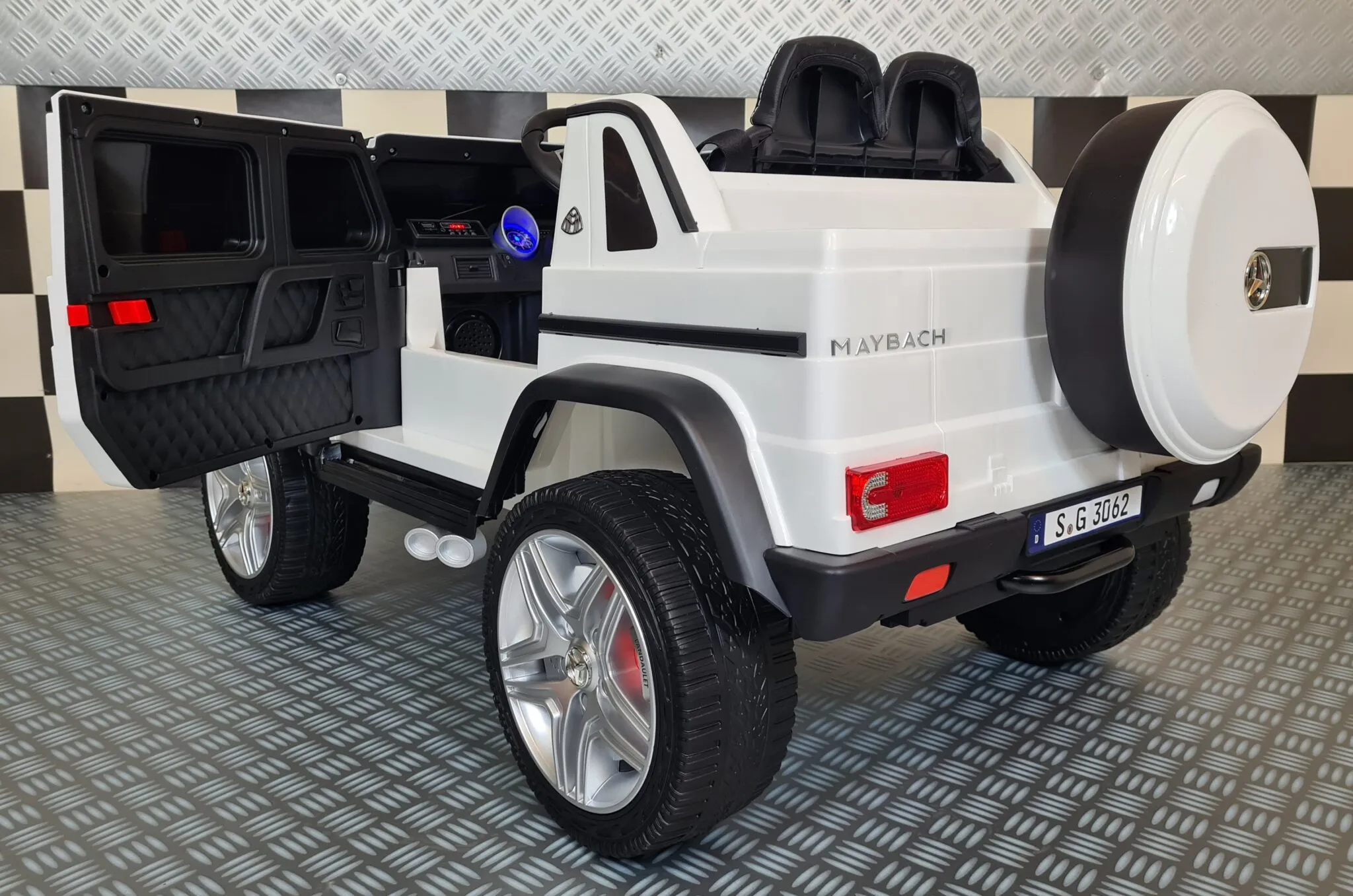 Mașinuță electrică copii Mercedes Maybach G650 12V, 4 motoare, scaun piele, telecomandă, alb [5]
