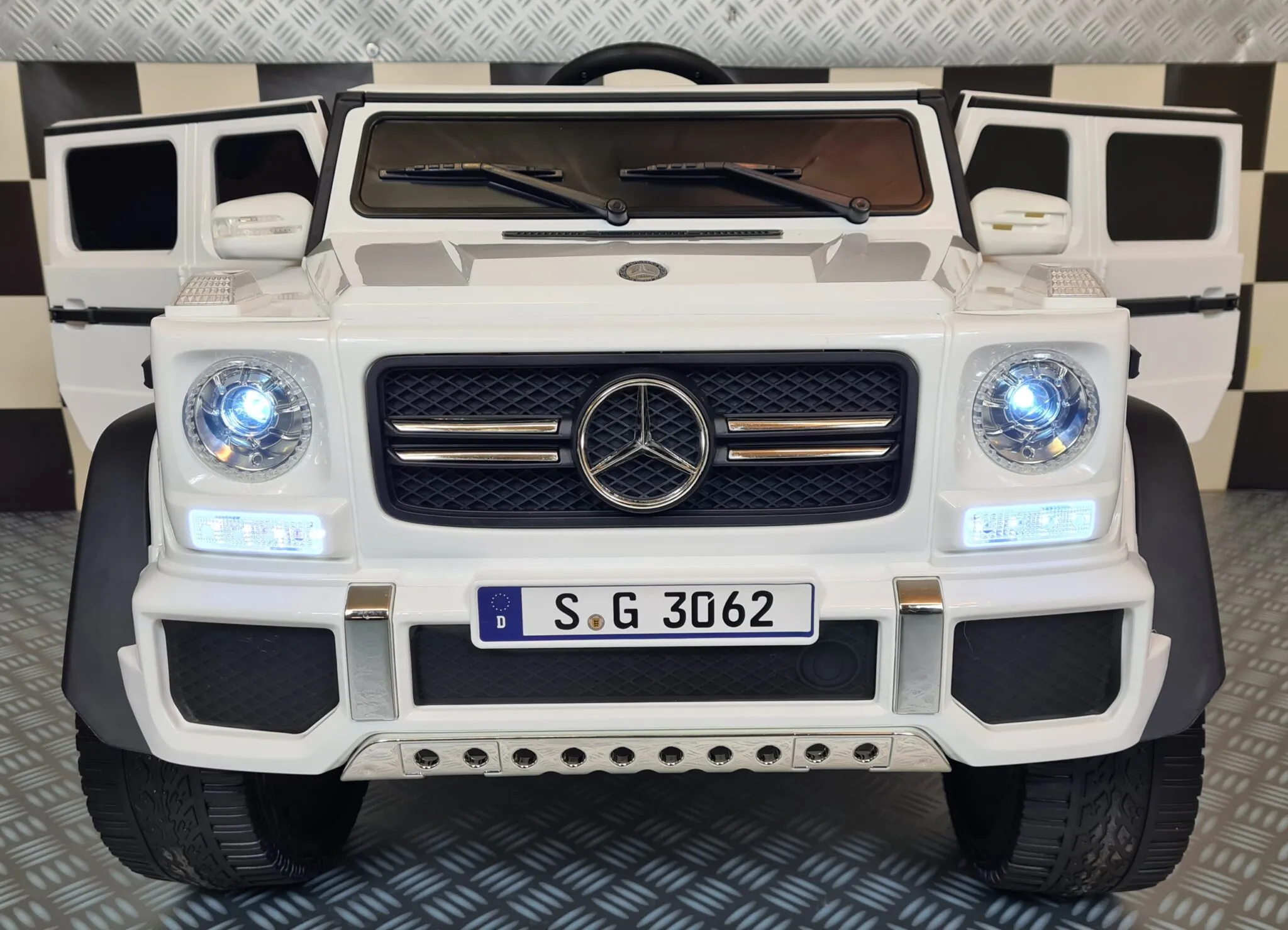 Mașinuță electrică copii Mercedes Maybach G650 12V, 4 motoare, scaun piele, telecomandă, alb [3]