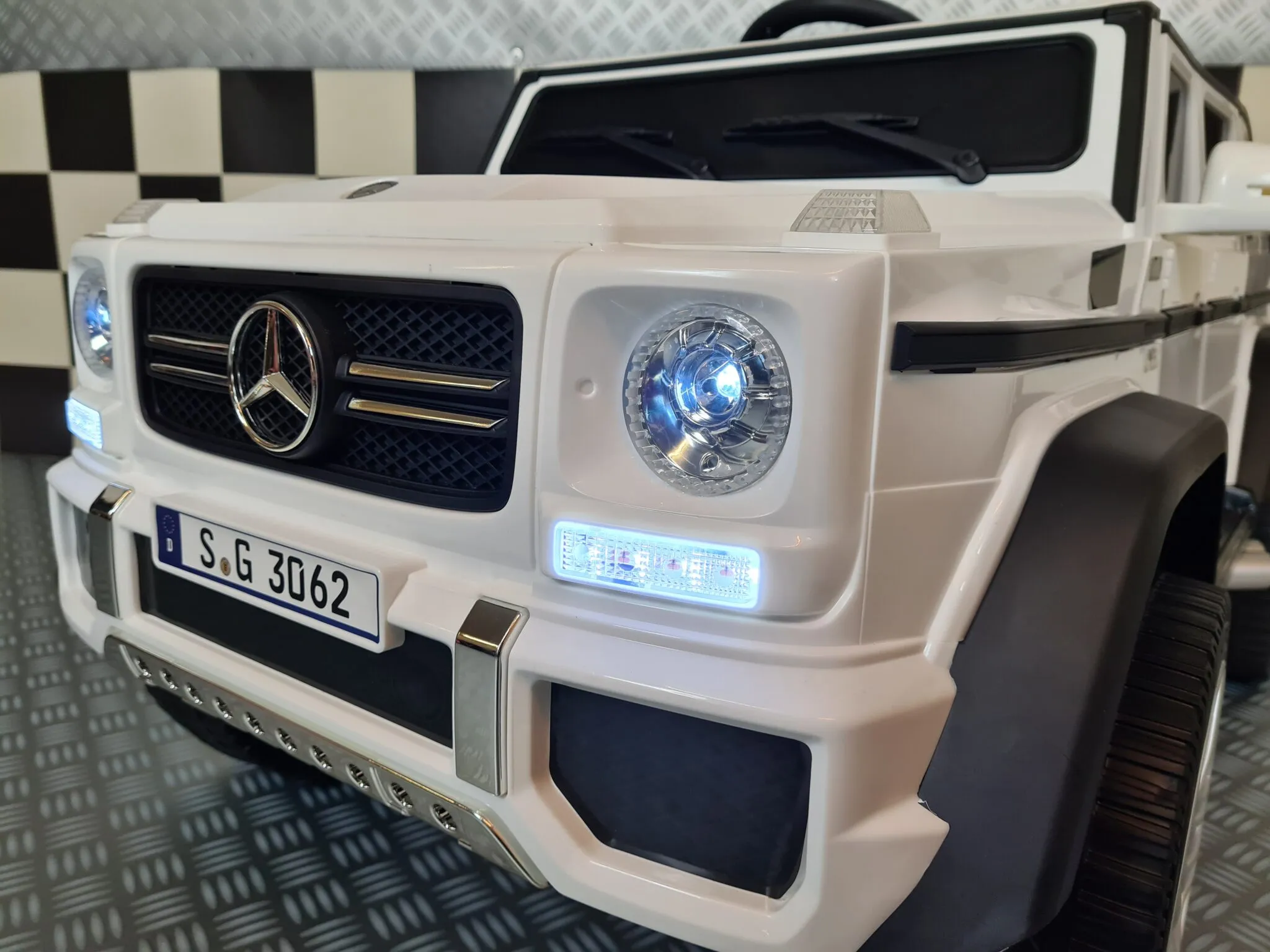 Mașinuță electrică copii Mercedes Maybach G650 12V, 4 motoare, scaun piele, telecomandă, alb [1]