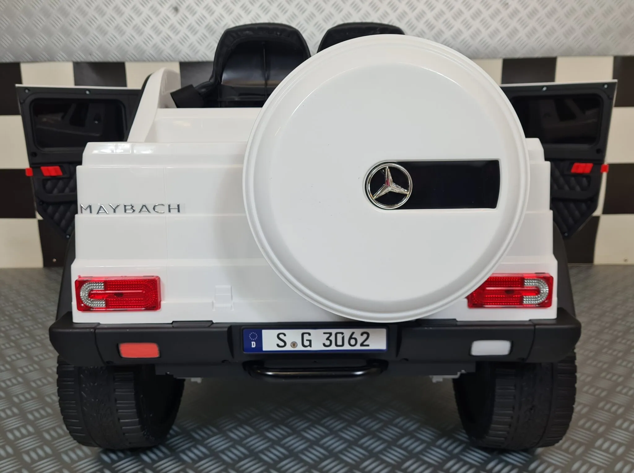 Mașinuță electrică copii Mercedes Maybach G650 12V, 4 motoare, scaun piele, telecomandă, alb [6]
