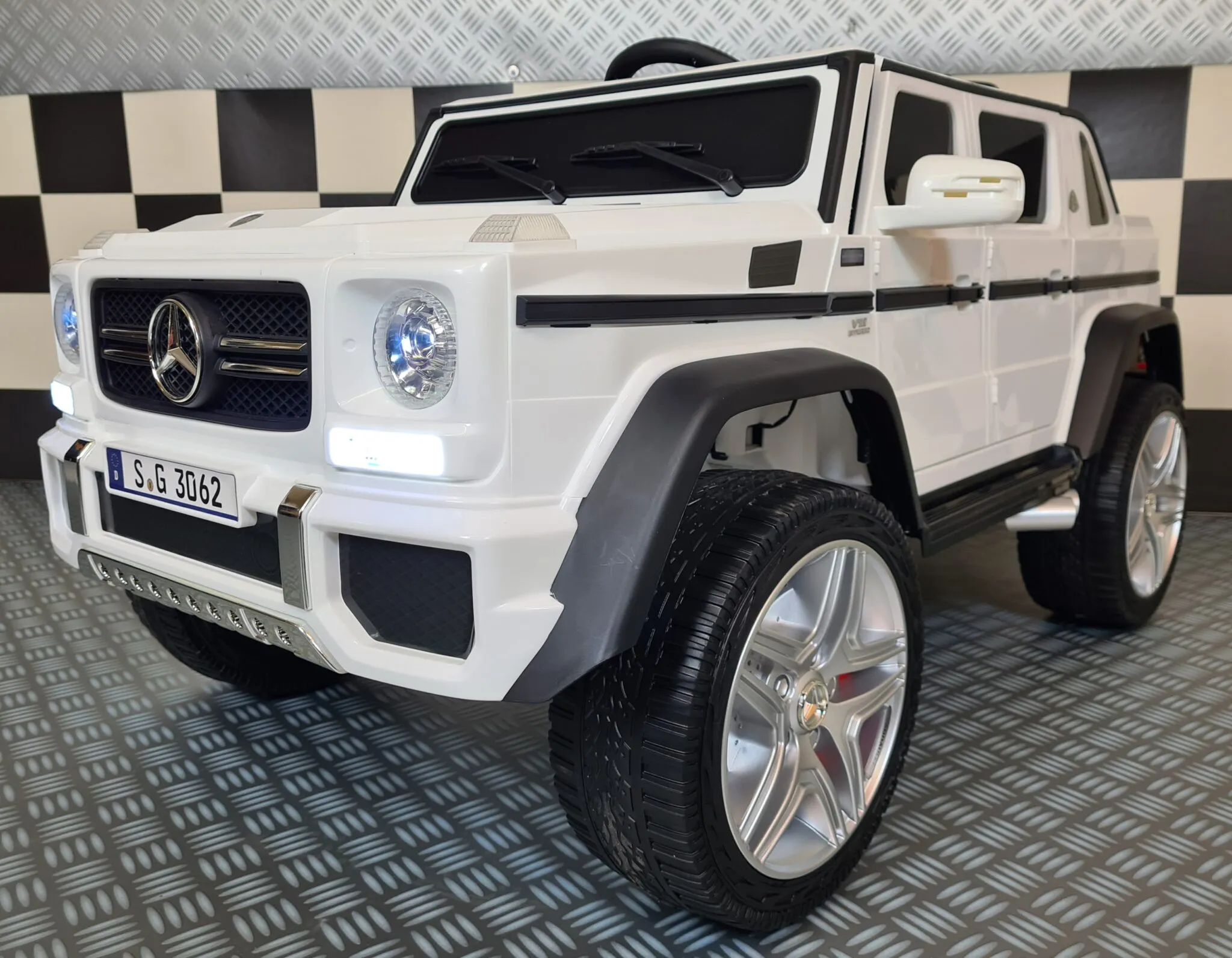 Mașinuță electrică copii Mercedes Maybach G650 12V, 4 motoare, scaun piele, telecomandă, alb [2]