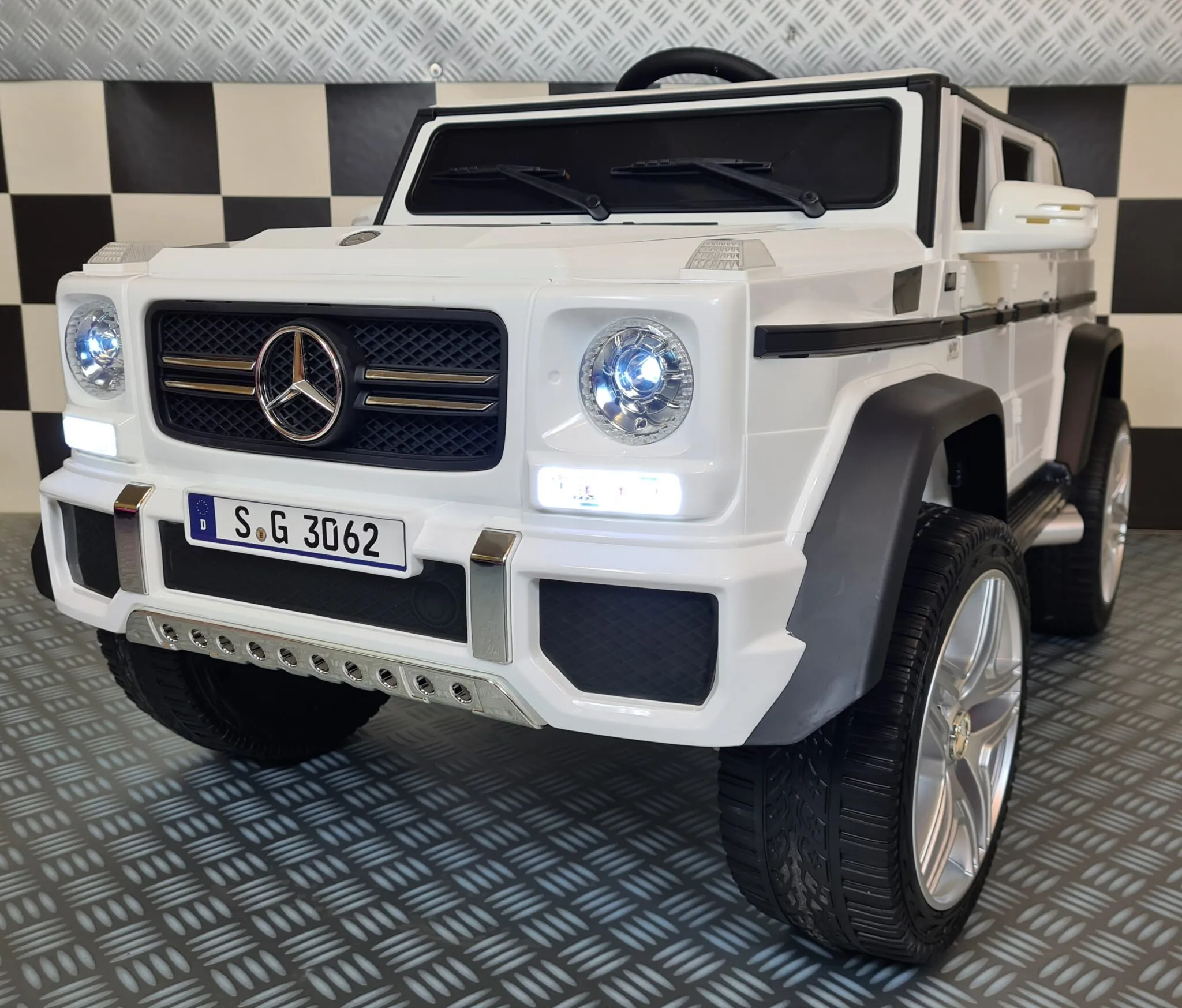 Plimbare & Relaxare - Mașinuță electrică copii Mercedes Maybach G650 12V, 4 motoare, scaun piele, telecomandă, alb