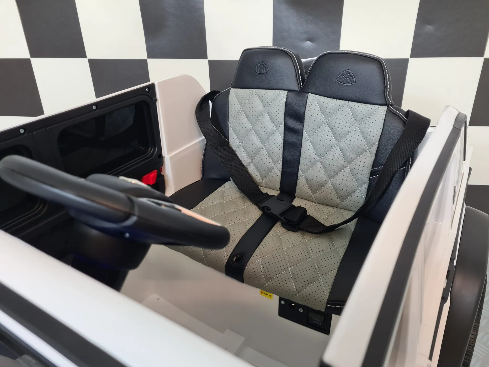 Mașinuță electrică copii Mercedes Maybach G650 12V, 4 motoare, scaun piele, telecomandă, alb [8]