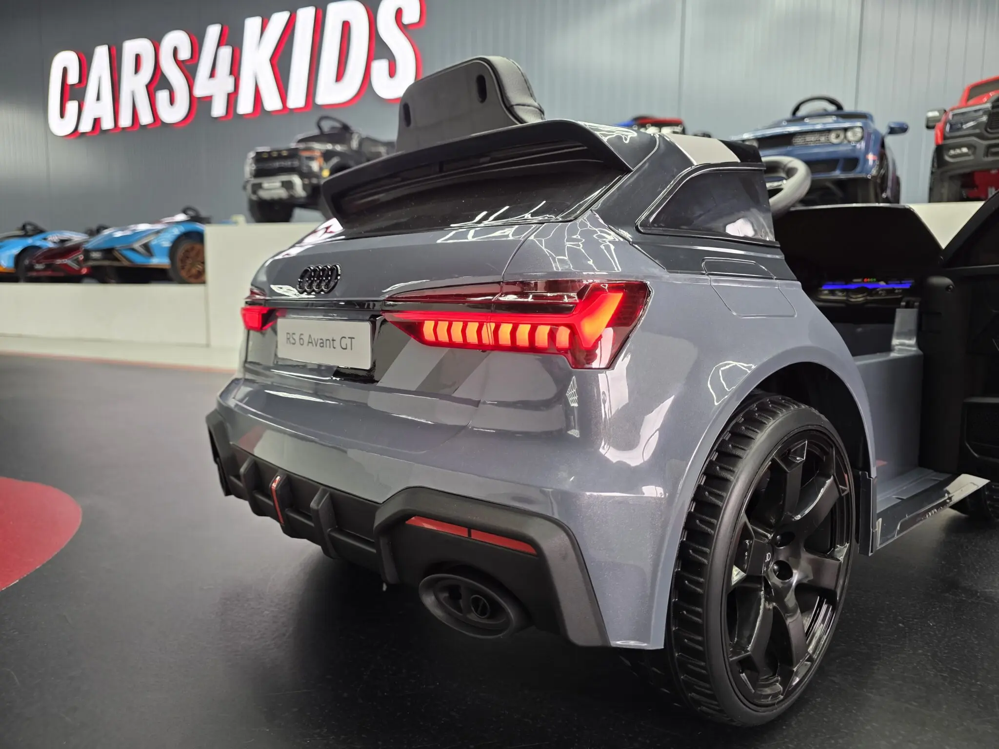 Mașinuță electrică pentru copii Audi RS6 Avant GT 12V Gri 112x61x47cm – licență oficială Audi, telecomandă parentală și soft start [8]
