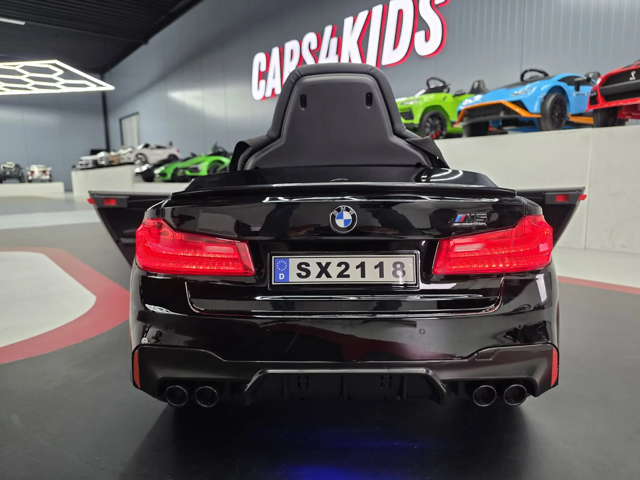 Mașinuță Electrică pentru Copii BMW M5 24V Negru Metalic – Suspensii, Bluetooth, Scaun Reglabil, Telecomandă 2.4G, Roți EVA | 3 Ani+, Max. 30 kg [6]