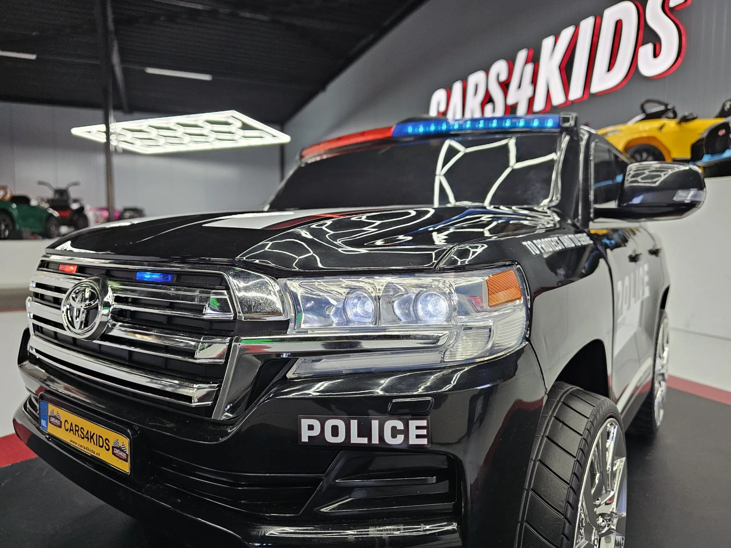 Mașinuță Electrică Toyota Land Cruiser Police 24V Negru – Licență Oficială Toyota, Girofar LED, Telecomandă 2.4G | 3-5 Ani [4]