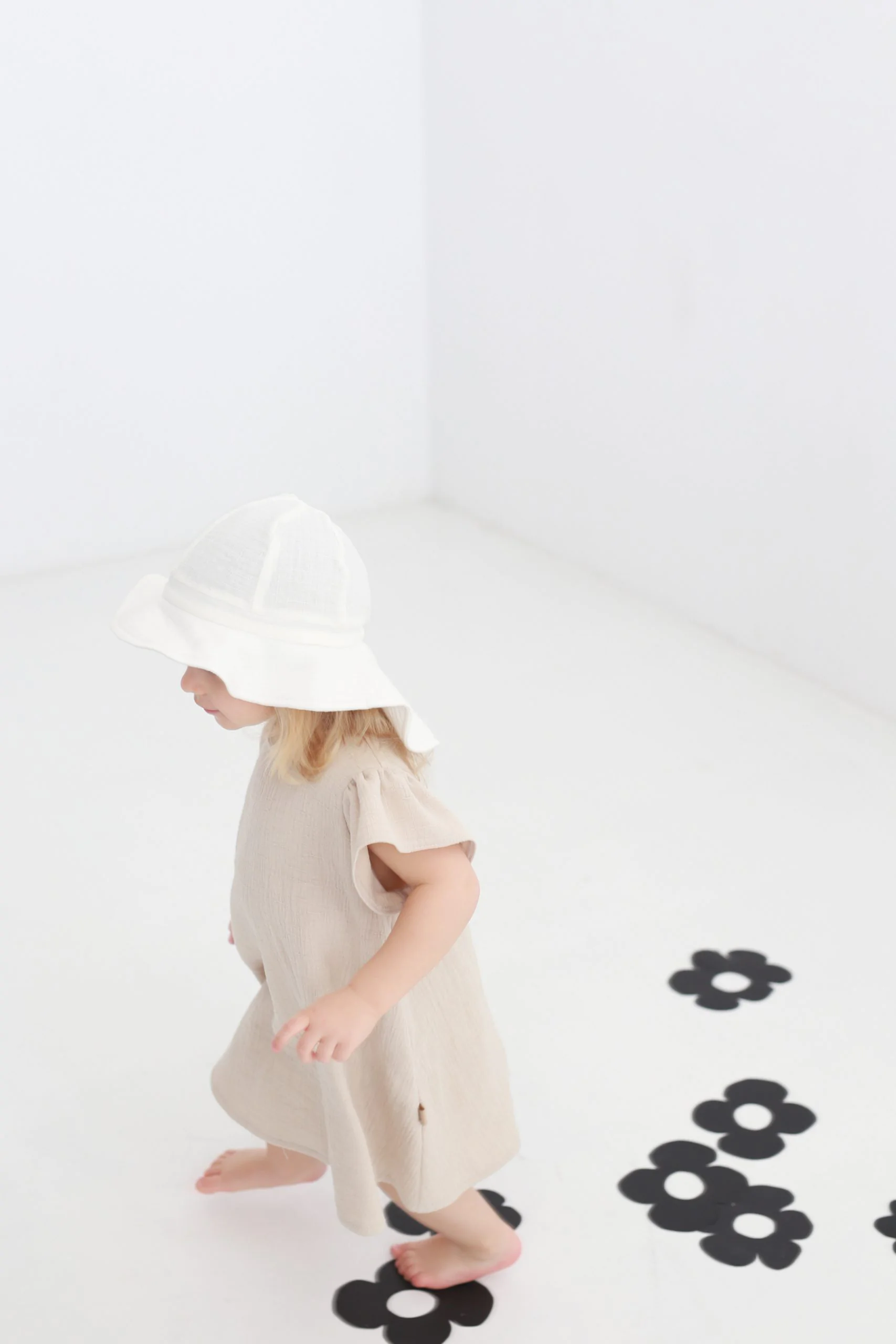 Pălărie de Soare din Muselină BabyLy – Alb Lapte, Protecție Completă Cap-Urechi-Ceafă, Reglabilă | 0-3 Ani, Handmade Polonia [1]