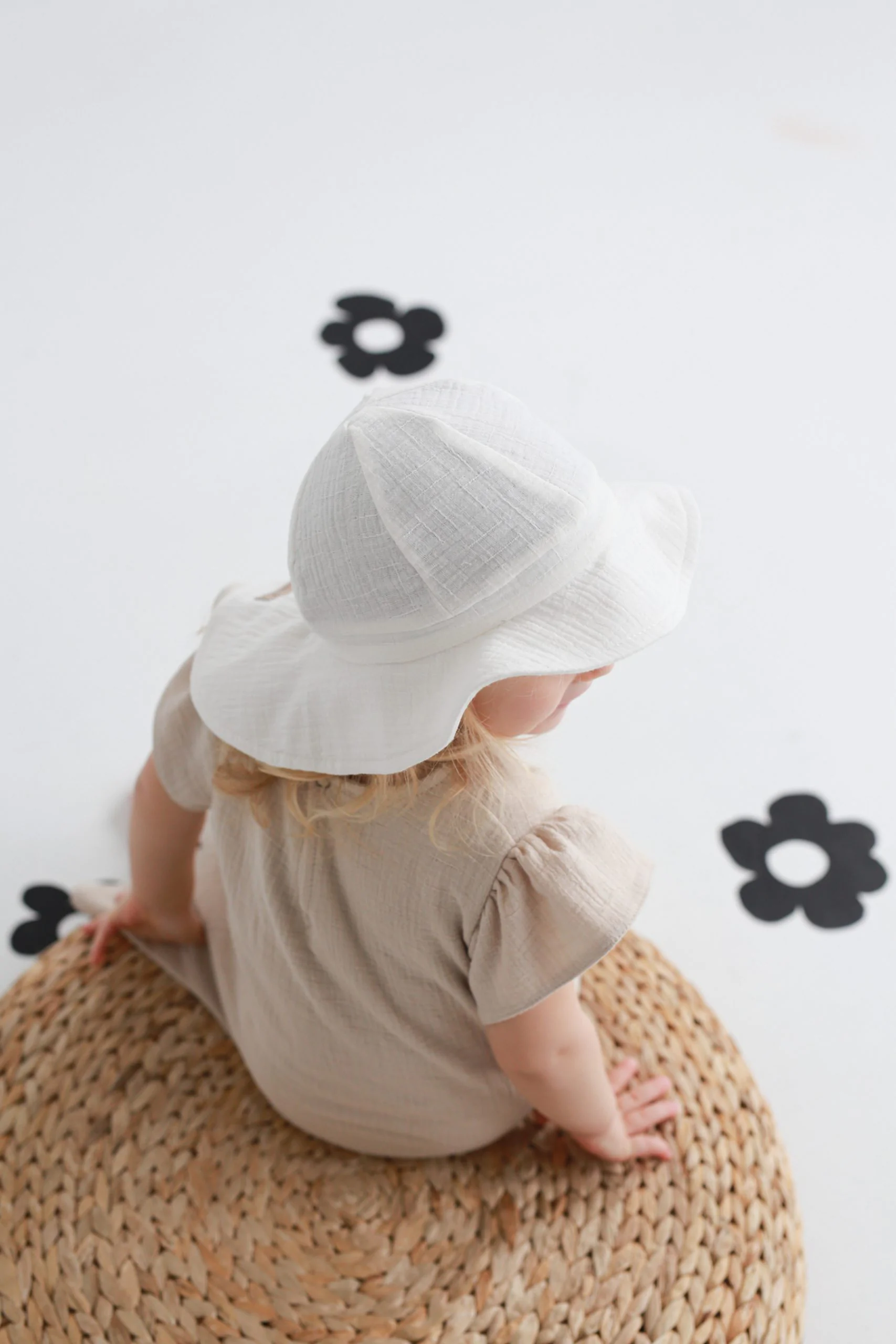 Sepcute, Palarii - Pălărie de Soare din Muselină BabyLy – Alb Lapte, Protecție Completă Cap-Urechi-Ceafă, Reglabilă | 0-3 Ani, Handmade Polonia