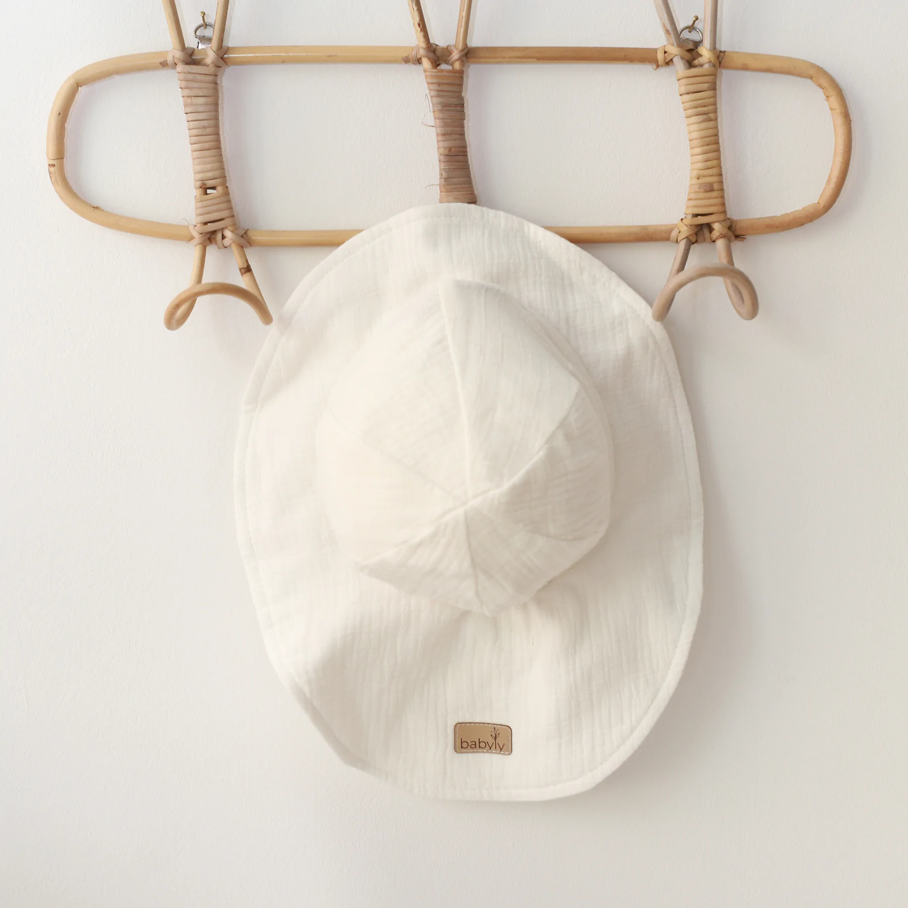 Pălărie de Soare din Muselină BabyLy – Alb Lapte, Protecție Completă Cap-Urechi-Ceafă, Reglabilă | 0-3 Ani, Handmade Polonia [3]