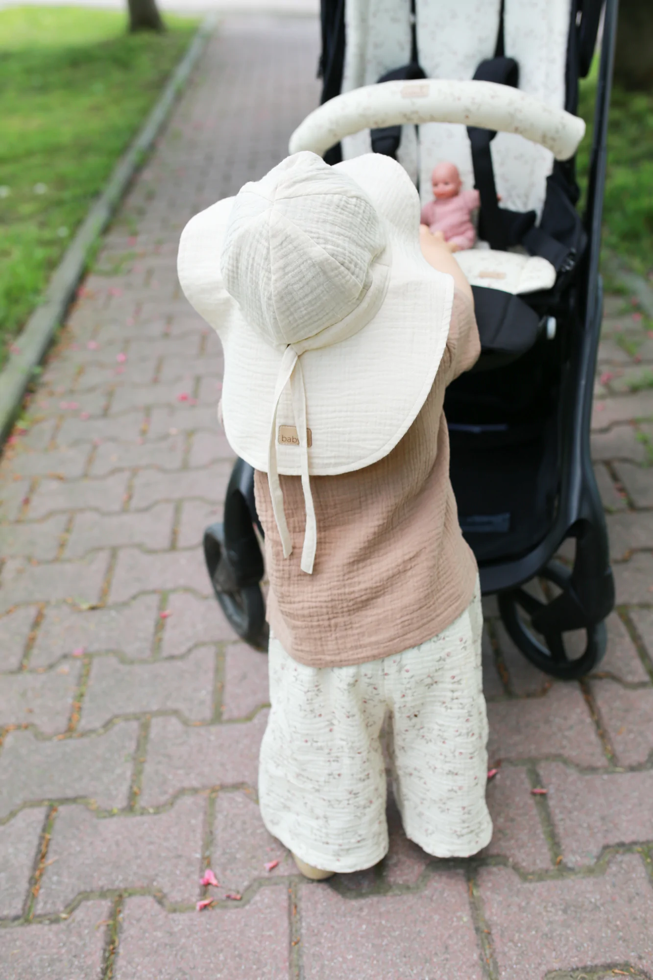 Pălărie de Soare din Muselină BabyLy – Nisip Natural, Protecție Completă Cap-Urechi-Ceafă, Reglabilă | 0-3 Ani, Handmade Polonia [4]
