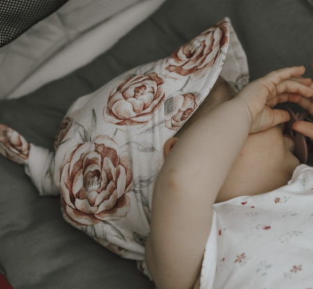 Sepcuta de soare 6 luni - 6 ani reglabila din in si vascoza cu cozoroc pentru protectie, Sepia Rose [3]