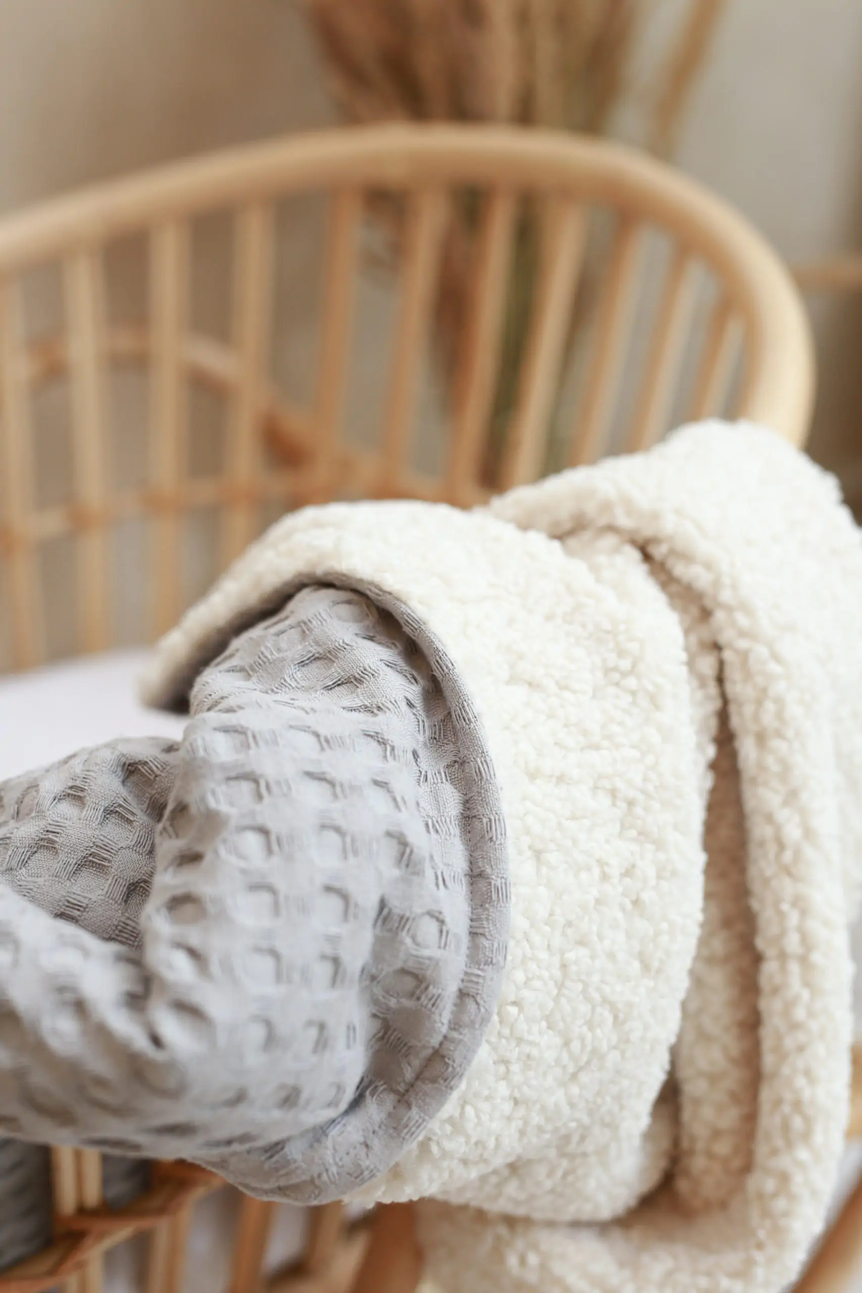 Paturici - Paturica pentru copii, reversibila, dublat, bumbac waffle Gri deschis si tesatura bucle Crem, Teddy by BabyLy, 100x70cm