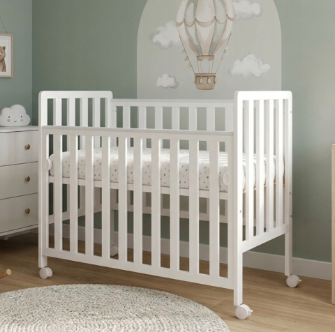Patut mic Co-sleeping - Pătuț Atașabil Co-Sleeper BAMBI 100x50cm Alb din Lemn – Laterală Culisantă, Roți cu Blocare, Somieră Reglabilă 3 Poziții | EN 716-1, Max 15kg