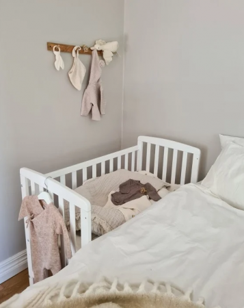 Camera copilului - Patut bebe din lemn masiv, laterala culisabila si inaltime reglabila a saltelei, bedside Alice Alb cu saltea comfort 100x50 cm