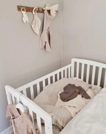 Patut bebe din lemn masiv, laterala culisabila si inaltime reglabila a saltelei, bedside Alice Alb cu saltea comfort 100x50 cm [1]