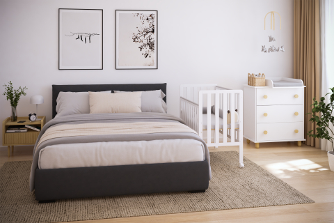 Pătuț din Lemn BAMBI Alb 100×50 cm Laterala culisantă · Roți cu blocare · Protecție silicon pentru dentiție · EN 716-1 [2]