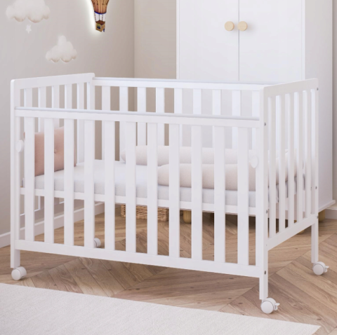 Patuturi lemn 120x60 cm - Pătuț din Lemn BAMBI Alb 120×60 cm Laterala culisantă · Roți cu blocare · Protecție silicon pentru dentiție · EN 716-1