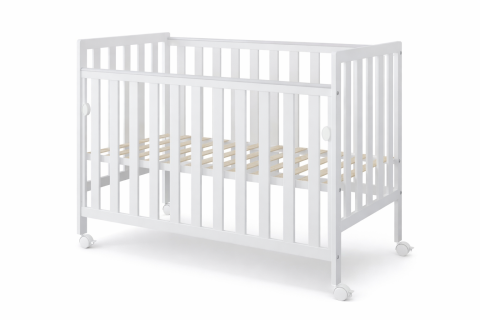 Pătuț din Lemn BAMBI Alb 120×60 cm Laterala culisantă · Roți cu blocare · Protecție silicon pentru dentiție · EN 716-1 [1]