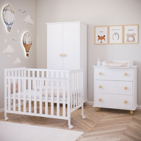 Pătuț din Lemn BAMBI Alb 120×60 cm Laterala culisantă · Roți cu blocare · Protecție silicon pentru dentiție · EN 716-1 [3]