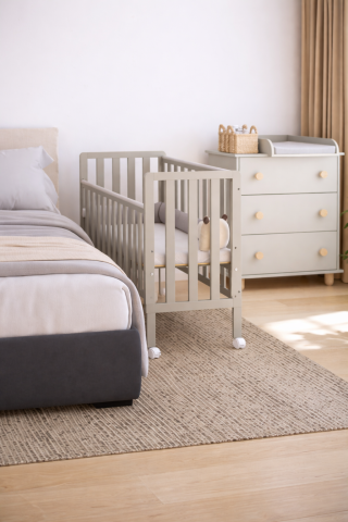 Pătuț din Lemn BAMBI Cașmir 100×50 cm Laterala culisantă · Roți cu blocare · Protecție silicon pentru dentiție · EN 716-1 [1]