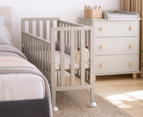 Camera copilului - Pătuț din Lemn BAMBI Cașmir 100×50 cm Laterala culisantă · Roți cu blocare · Protecție silicon pentru dentiție · EN 716-1