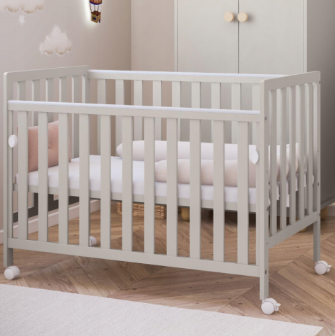 Patuturi lemn 120x60 cm - Pătuț din Lemn BAMBI Cașmir 120×60 cm Laterala culisantă · Roți cu blocare · Protecție silicon pentru dentiție · EN 716-1