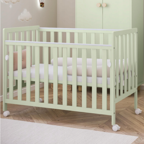 Patuturi lemn 120x60 cm - Pătuț din Lemn BAMBI Menta 120×60 cm Laterala culisantă · Roți cu blocare · Protecție silicon pentru dentiție · EN 716-1