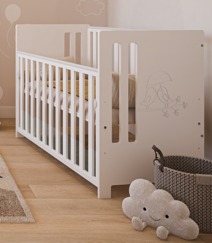 Patuturi lemn 120x60 cm - Pătuț din Lemn Păsărele Alb 120×60 cm Laterala culisantă · Protecție silicon pentru dentiție · EN 716-1