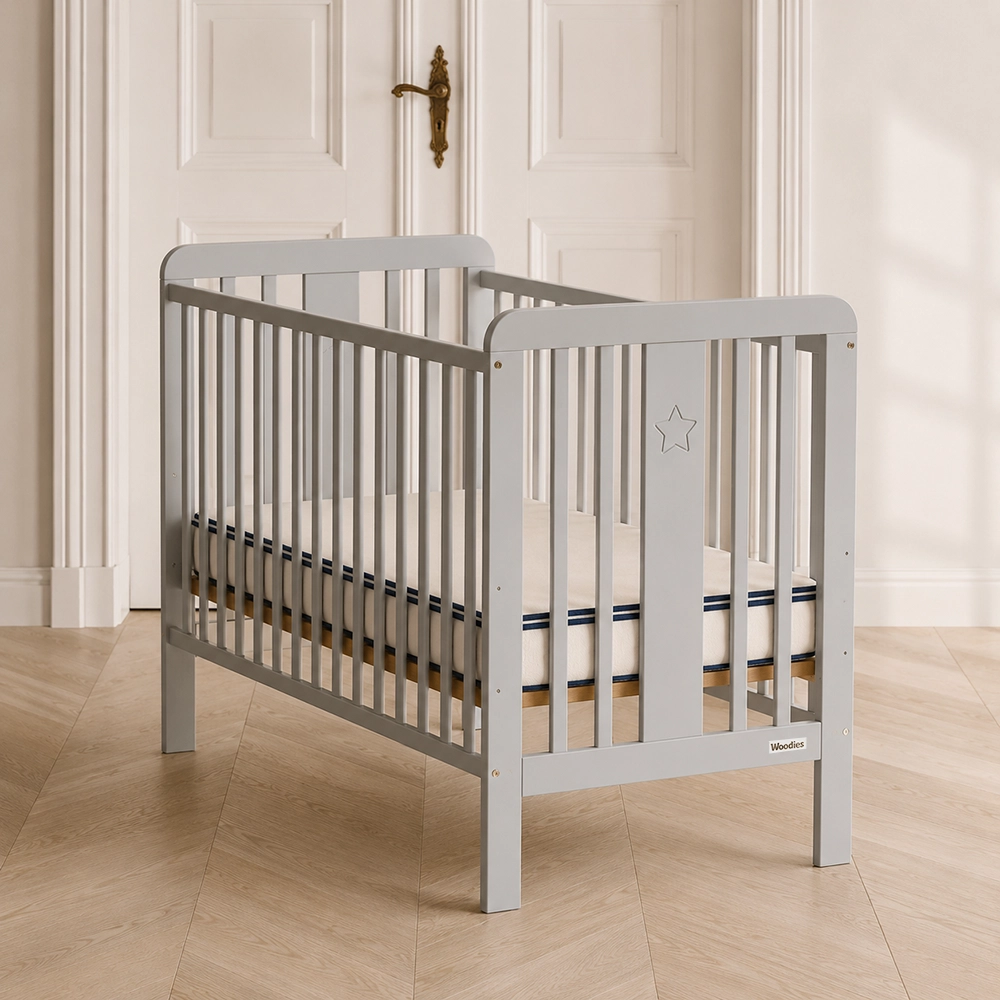 Patuturi lemn 120x60 cm - Pătuț din Lemn Masiv Woodies Star Cot 120x60cm, Gri Semi-Mat, Model Stele Gravate, 3 Niveluri Saltea, EN716