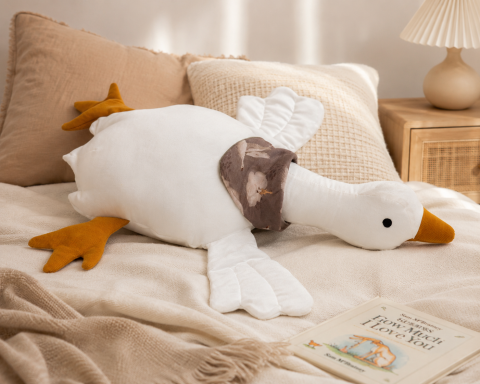 Pernă decorativă din bambus cu umplutură hipoalergenică BabySoft®, Gâscă Drăguță – Amy [2]