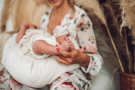 Perna pentru gravide si alaptare, catifea si umplutura antialergică, Big cu buzunare, Crem, BabySteps [10]