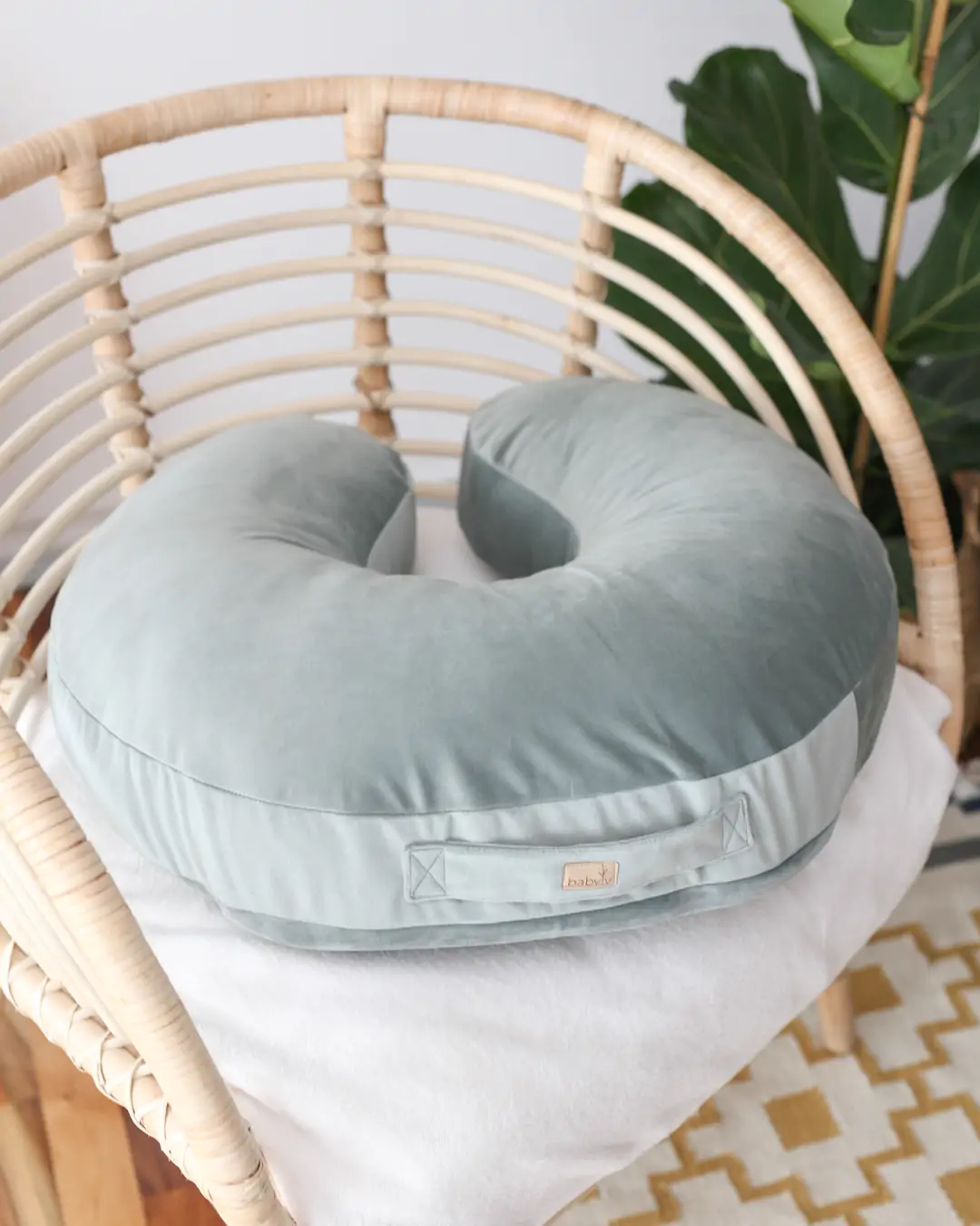 Perne pentru alaptare - Perna pentru gravide si alaptare, catifea velvet si umplutura ferma, antialergică, Big cu maner, Mint, BabyLy