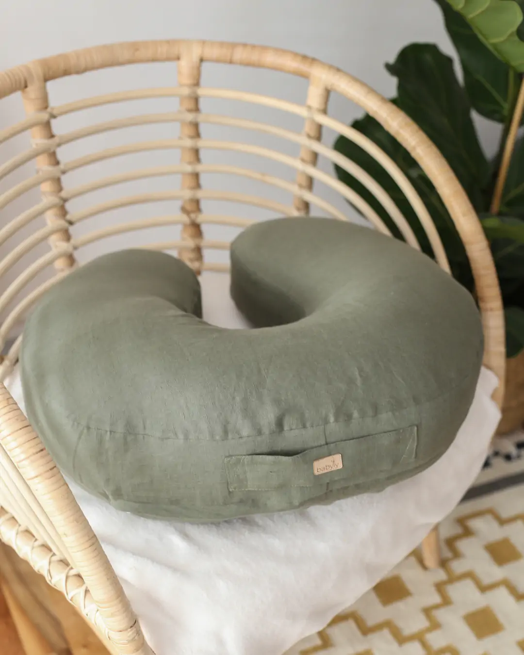 Perne pentru alaptare - Perna pentru gravide si alaptare, in si umplutura ferma, antialergică, Big cu maner, Forest Green, BabyLy