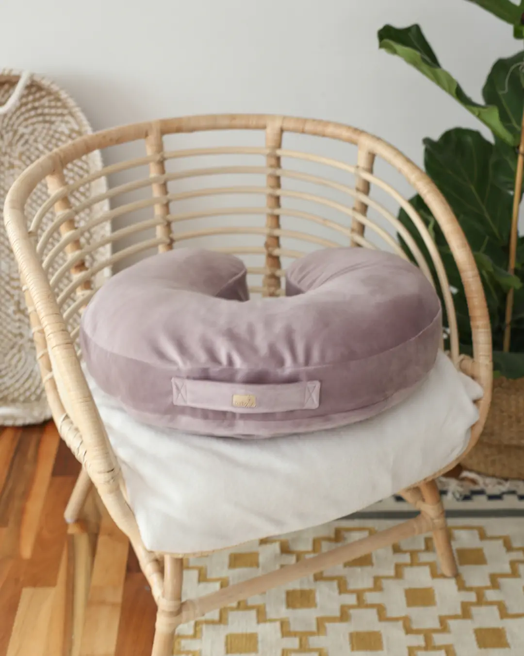 Perna pentru gravide si alaptare, catifea velvet si umplutura ferma, antialergică, Big cu maner, Lila, BabyLy [1]