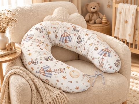 Articole pentru mamici - Pernă pentru gravide și alăptare, husă detașabilă din bumbac 100% și umplutură antialergică BabySoft®, Circ Blue – Amy