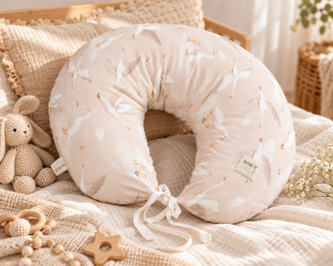Articole pentru mamici - Pernă pentru gravide și alăptare, husă detașabilă din bumbac 100% și umplutură antialergică BabySoft®, Gâsca Bej – Amy