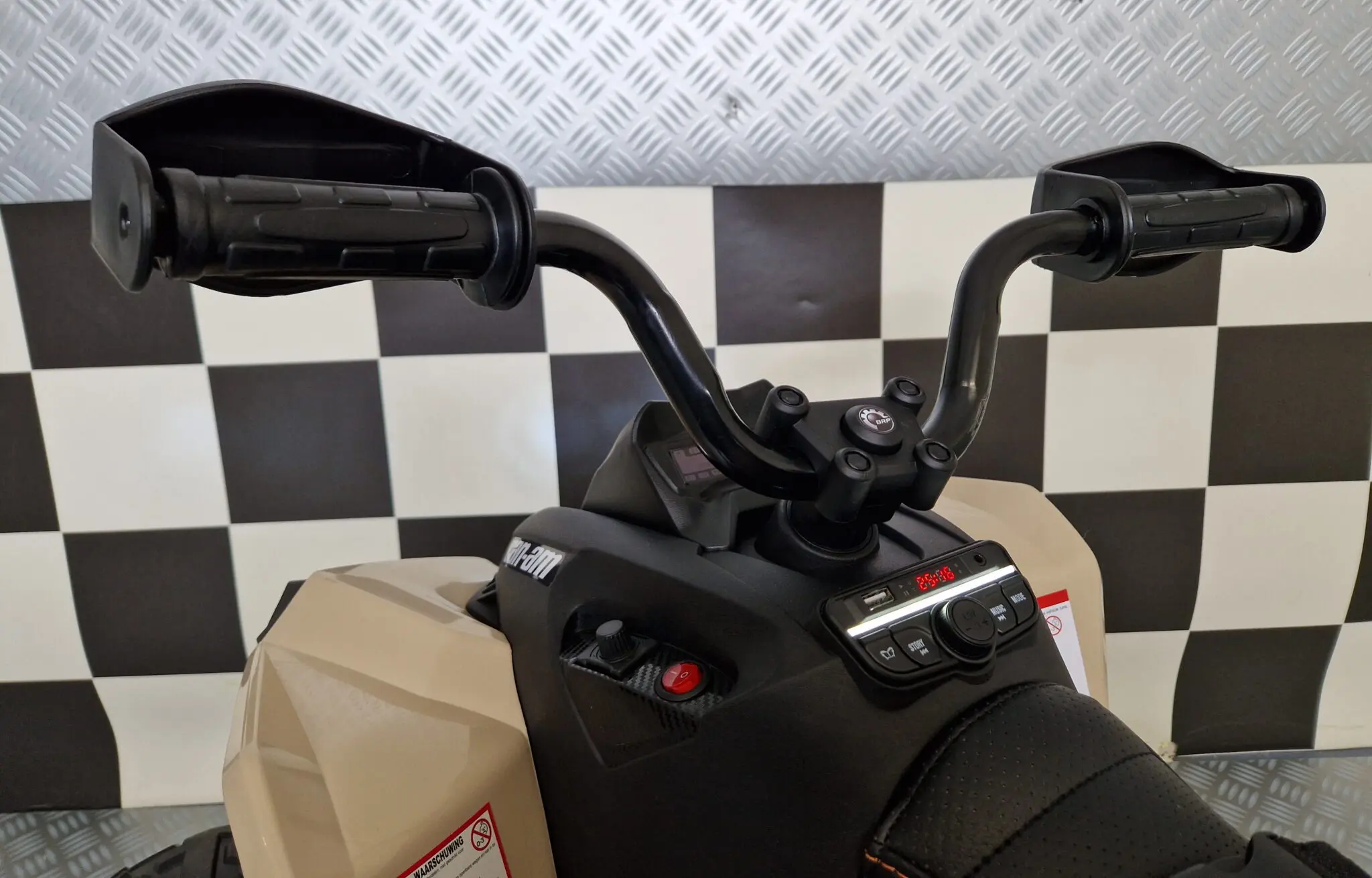 Quad Electric pentru Copii Can-Am Maverick 24V Khaki – Licență Oficială, 2 Motoare 200W, Suspensii, Bluetooth, Roți EVA | 3 Ani+, Max. 30 kg [8]