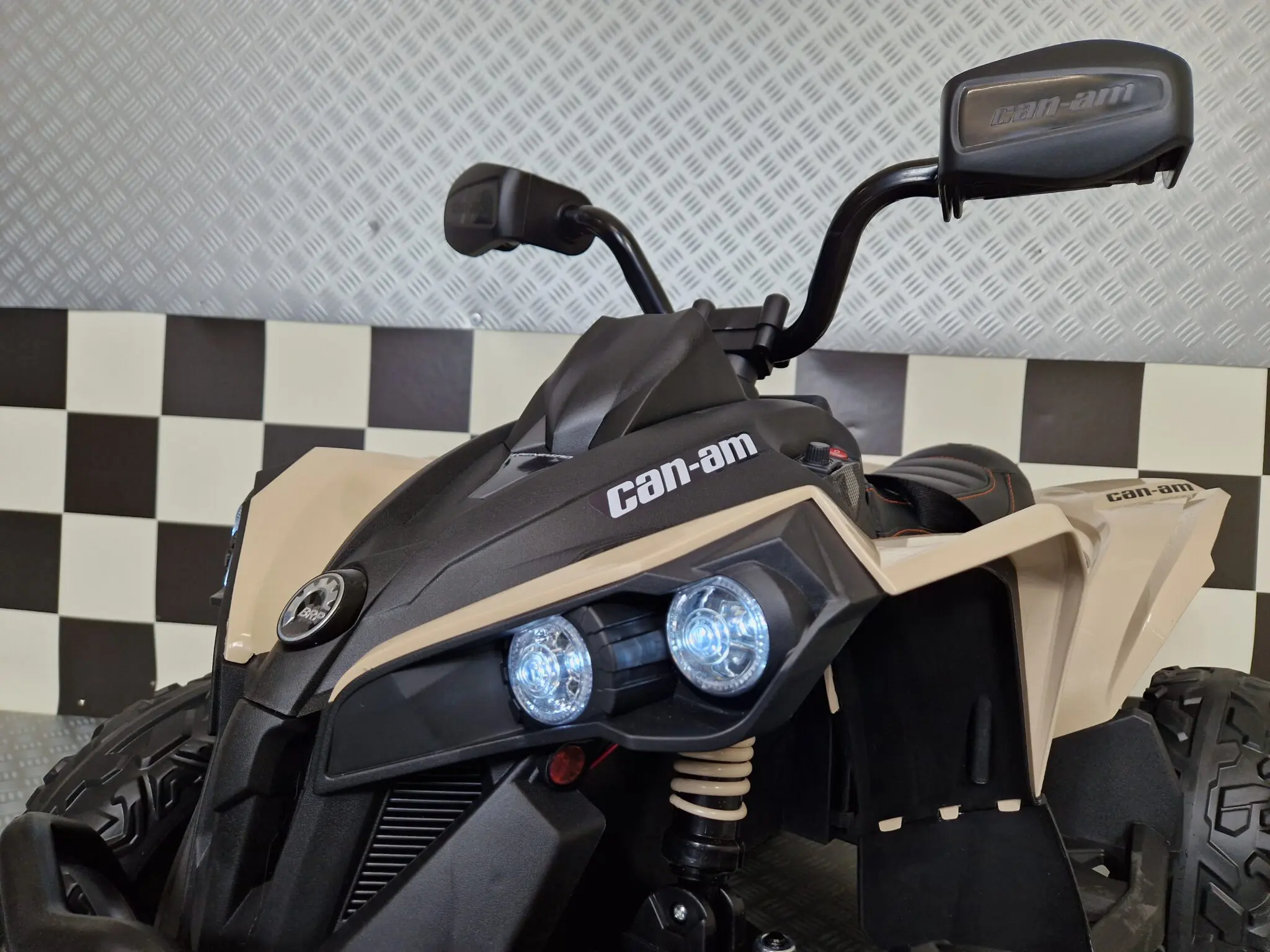 Quad Electric pentru Copii Can-Am Maverick 24V Khaki – Licență Oficială, 2 Motoare 200W, Suspensii, Bluetooth, Roți EVA | 3 Ani+, Max. 30 kg [7]