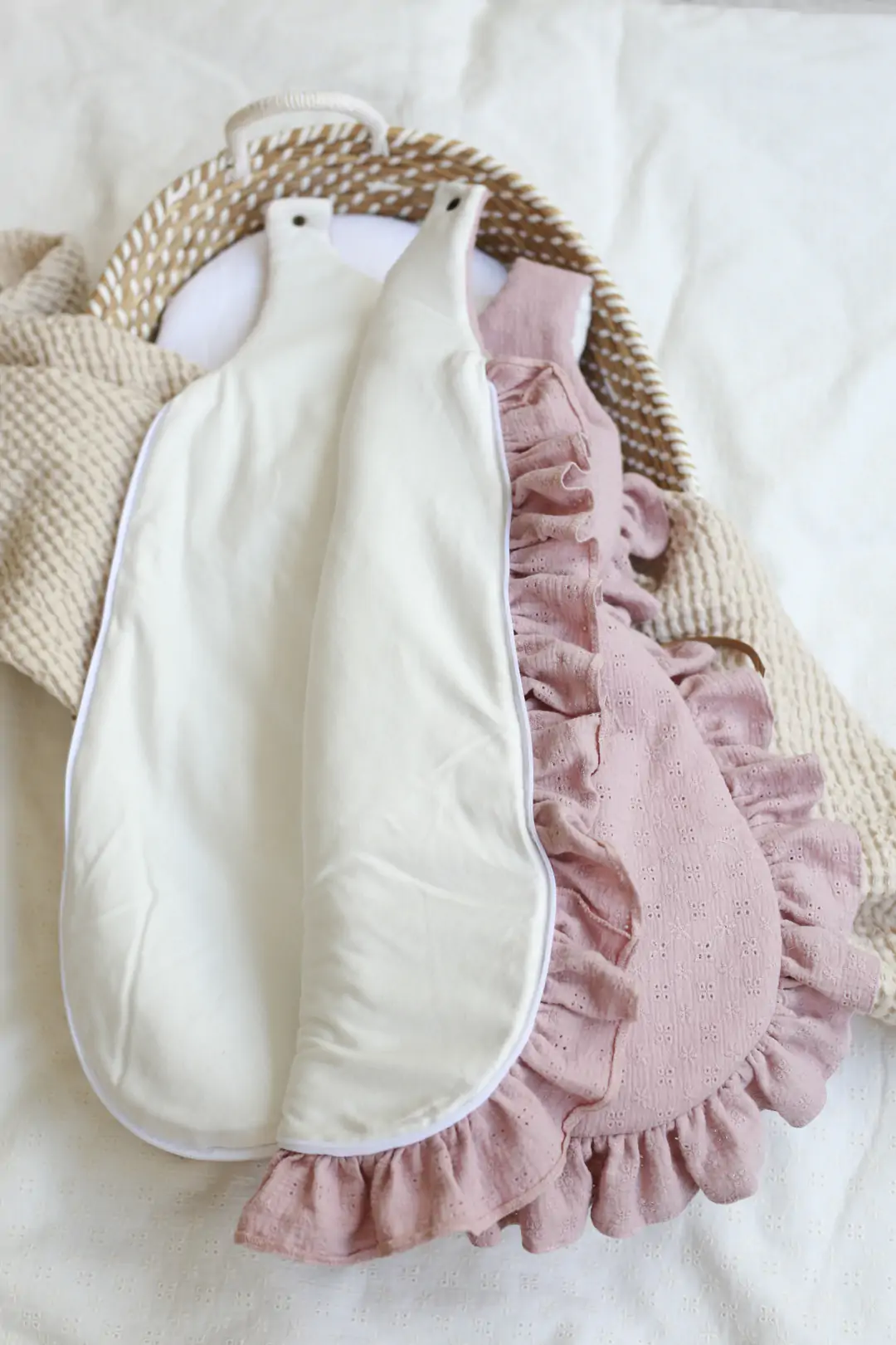 Sac de dormit pana la 9 luni, bumbac brodat Roz cu volanase by BabyLy cu umplutura antialergică BabySoft®, marimea S, 2-2,5 TOG pe tot parcursul anului [7]
