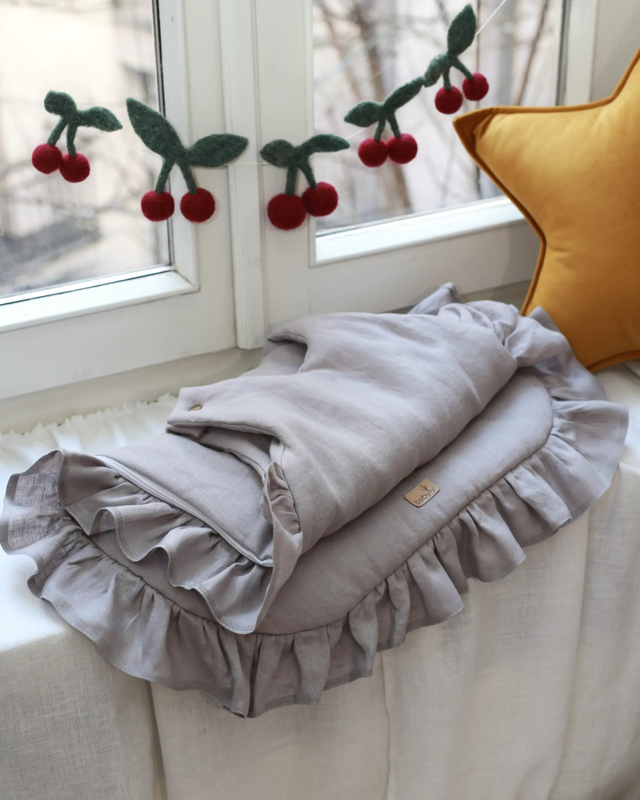 Sistem infasat si sac de dormit - Sac de dormit pana la 9 luni, In Gri cu volanase by BabyLy cu umplutura antialergică BabySoft®, marimea S, 2 TOG pe tot parcursul anului