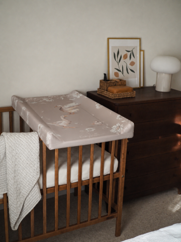 Saltele pentru infasat - Saltea Înfășat Rigidizată BabySteps „Goose Family" – PVC Certificat, Capitonată, Impermeabilă, Montare Pătuț 60cm | 50x80cm, 0-12 Luni