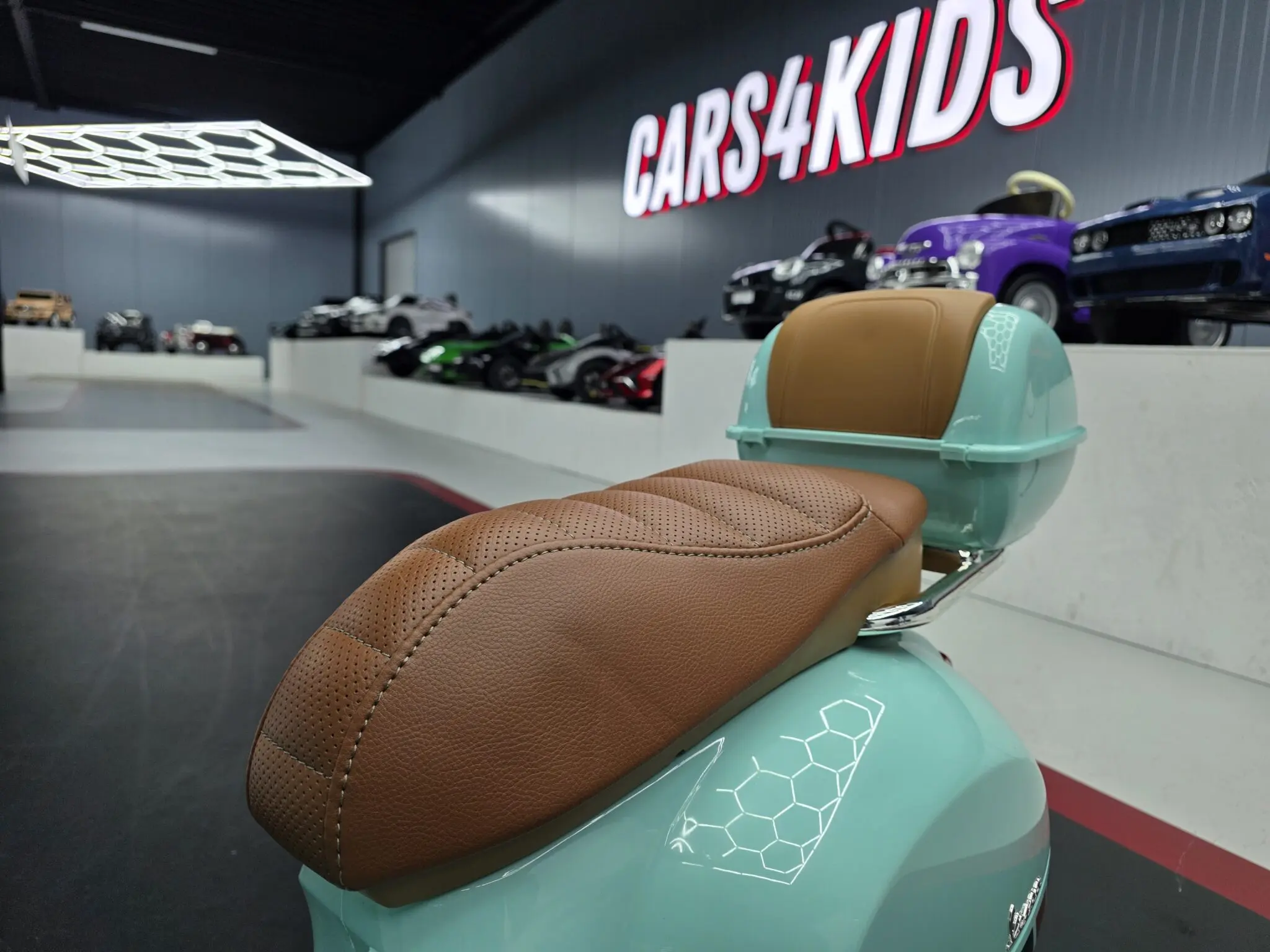 Scuter Electric pentru Copii Vespa GTS 12V Verde Mint – Licență Oficială Piaggio, cu Parbriz și Portbagaj Incluse | 3 Ani+, Max. 30 kg [9]
