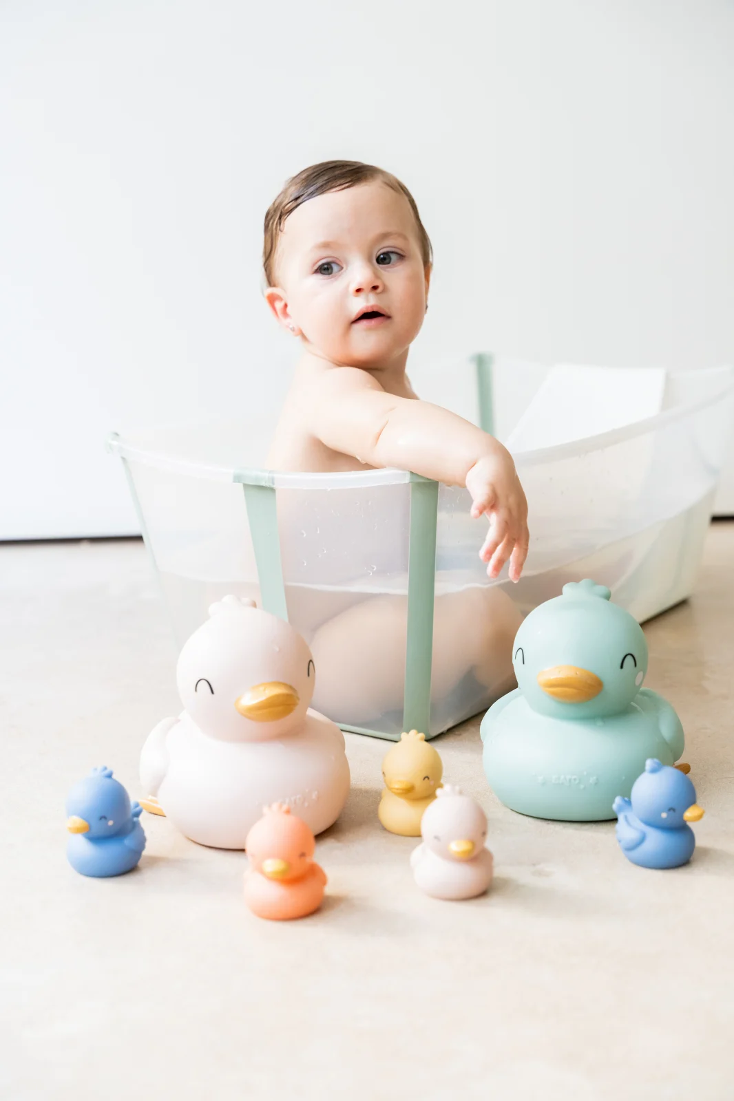 Olite si Accesorii baie pentru bebelusi - Set rățuște de baie – Familie completă: 2 rățuște mari + 5 rățuște mici | Distracție, siguranță și stimulare senzorială pentru cei mici