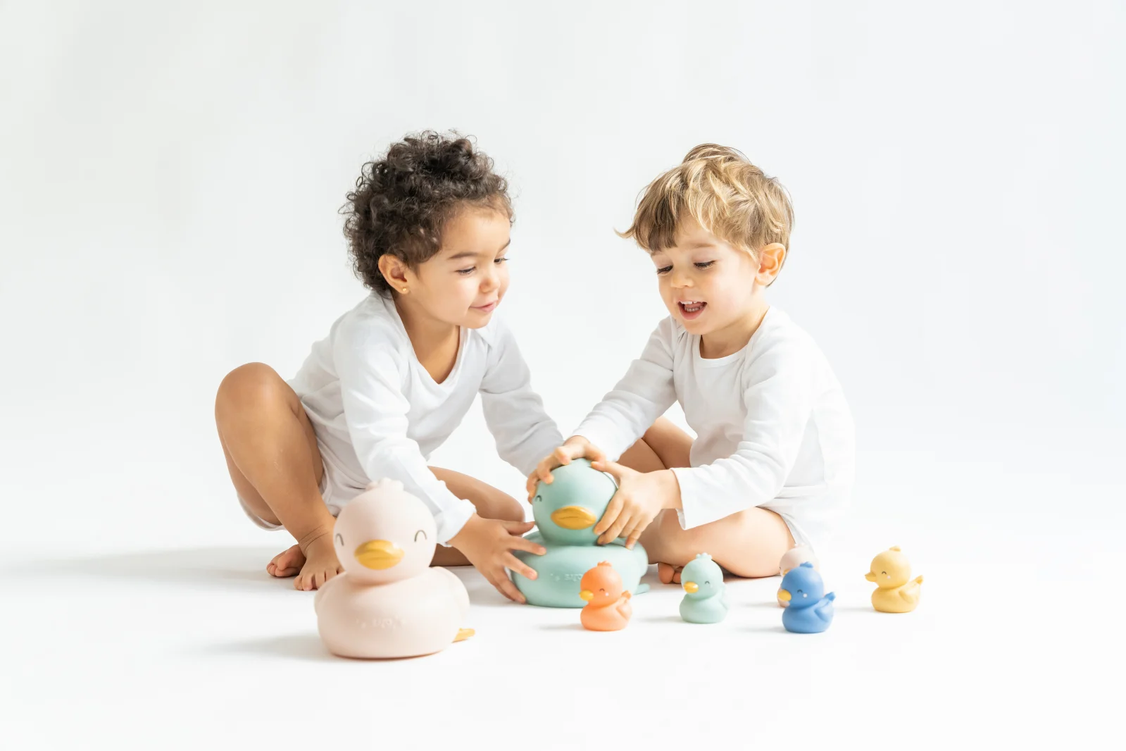 Set rățuște de baie – Familie completă: 2 rățuște mari + 5 rățuște mici | Distracție, siguranță și stimulare senzorială pentru cei mici [3]