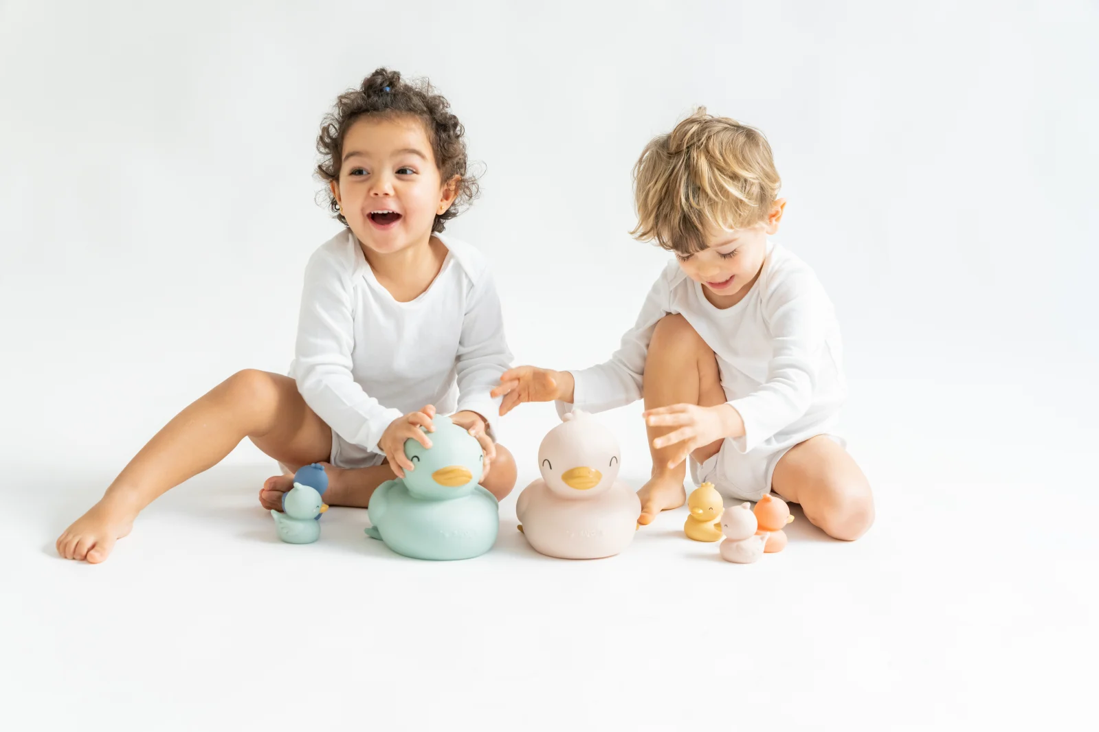 Set rățuște de baie – Familie completă: 2 rățuște mari + 5 rățuște mici | Distracție, siguranță și stimulare senzorială pentru cei mici [6]