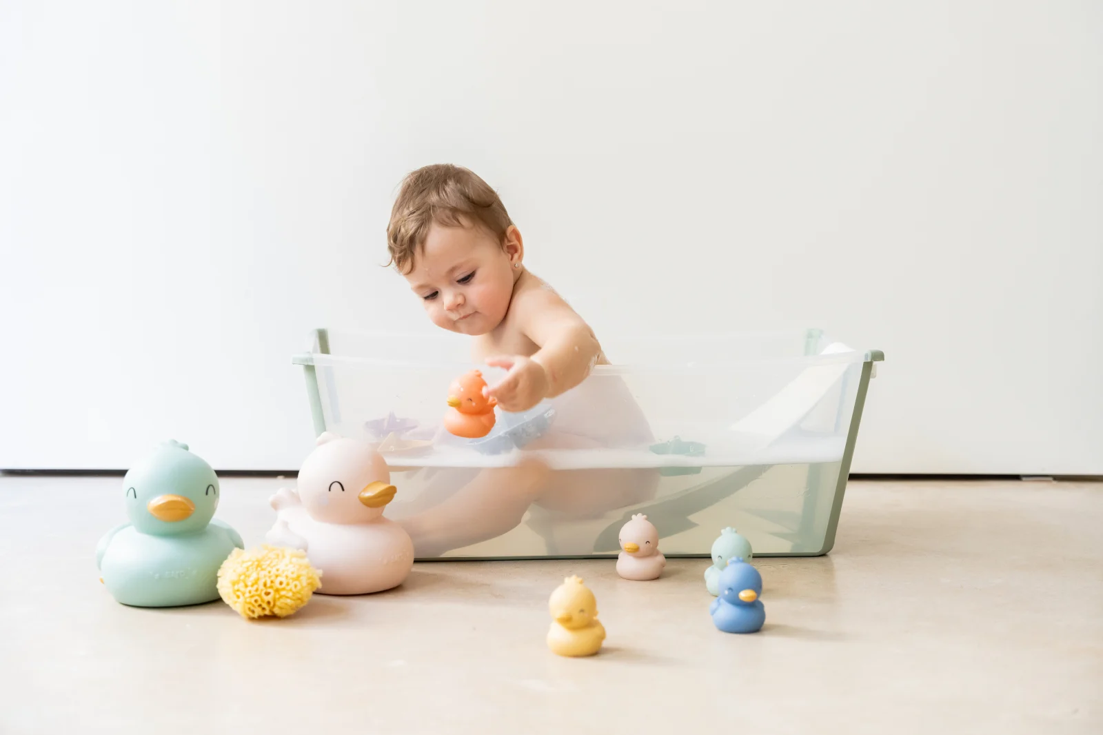 Set rățuște de baie – Familie completă: 2 rățuște mari + 5 rățuște mici | Distracție, siguranță și stimulare senzorială pentru cei mici [2]