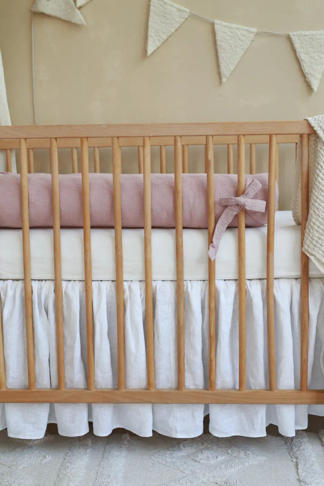 Suport de dormit Babynest 2in1 bara protectie patut Premium Bumbac Brodat Roz by BabyLy, 85x50 cm [10]