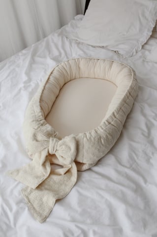 Suport de dormit Babynest Premium Bumbac Brodat Lilly cu funda by BabyLy, 70x50 cm [4]
