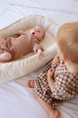 Suport de dormit Babynest Premium Bumbac Brodat Lilly cu funda by BabyLy, 70x50 cm [9]
